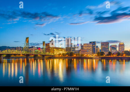 Portland, Oregon, USA die Skyline in der Dämmerung auf dem Willamette River. Stockfoto