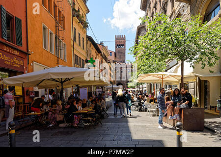 Italien, Emilia Romagna, Bologna, das historische Zentrum, Via degli Orefici und der König Enzo Palazzo aus dem 13. Jahrhundert an der Rückseite Stockfoto