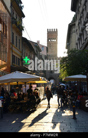 Italien, Emilia Romagna, Bologna, das historische Zentrum, Via degli Orefici und der König Enzo Palazzo aus dem 13. Jahrhundert an der Rückseite Stockfoto