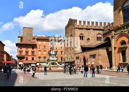 Italien, Emilia Romagna, Bologna, das historische Zentrum, Piazza del Nettuno, Neptunbrunnen (Fontana del Nettuno) des 16. Jahrhunderts vor dem König Enzo Palazzo aus dem 13. Jahrhundert Stockfoto