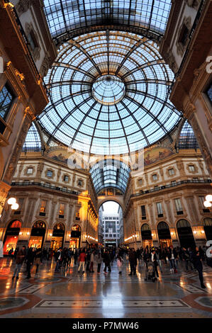 Italien, Lombardei, Mailand, Vittorio Emmanuel II Galerie, Shopping Arkade des 19. Jahrhunderts von Giuseppe Mengoni, das Glasdach gebaut Stockfoto