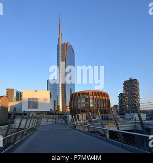 Italien, Lombardei, Mailand, Porta Nuova Garibaldi Bezirk (2009 – 2015), Zugang zu neuen Geschäftsviertel an der Unterseite mit der Unicredit-Turm, entworfen vom Architekten Cesar Pelli Stockfoto