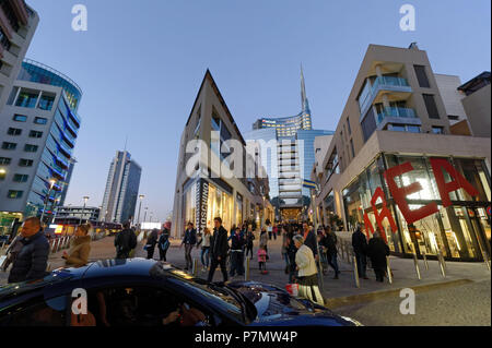 Italien, Lombardei, Mailand, Porta Nuova Garibaldi Bezirk, dem neuen Geschäftsviertel zwischen 2009 und 2015 mit der Unicredit Turm, entworfen vom Architekten Cesar Pelli errichtet Stockfoto