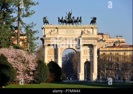 Italien, Lombardei, Mailand, Parco Sempione Park (Siempone), Simplon Tor (Porta Sempione), von einer Sehenswürdigkeit Triumphbogen genannt Bogen des Friedens (Arco della Pace) von Architekt Luigi Cagnola 1807 unter der napoleonischen Herrschaft gebaut gekennzeichnet Stockfoto