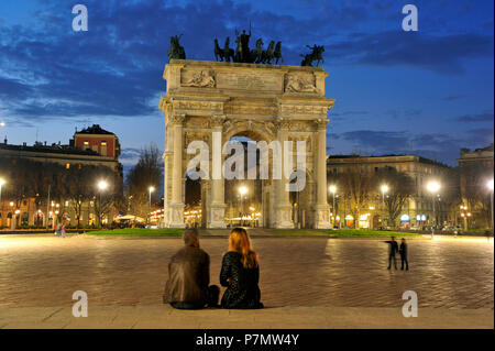 Italien, Lombardei, Mailand, Simplon Tor (Porta Sempione), von einer Sehenswürdigkeit Triumphbogen genannt Bogen des Friedens (Arco della Pace) von Architekt Luigi Cagnola 1807 unter der napoleonischen Herrschaft gebaut gekennzeichnet Stockfoto