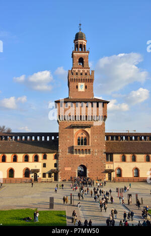 Italien, Lombardei, Mailand, das Castello Sforzesco (Schloss Sforza), im 15. Jahrhundert erbaut durch Herzog von Mailand Francesco Sforza, Torre del Filarete, Turm gebaut vom Architekten Antonio Di Pietro (oder Averlino Averulino) auch bekannt als Filarete Stockfoto