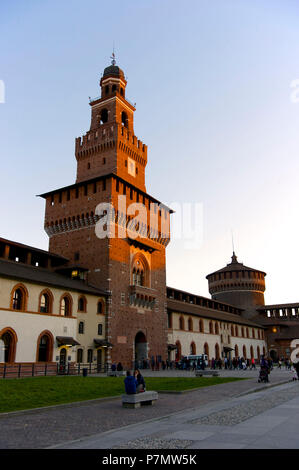 Italien, Lombardei, Mailand, das Castello Sforzesco (Schloss Sforza), im 15. Jahrhundert erbaut durch Herzog von Mailand Francesco Sforza, Torre del Filarete, Turm gebaut vom Architekten Antonio Di Pietro (oder Averlino Averulino) auch bekannt als Filarete Stockfoto