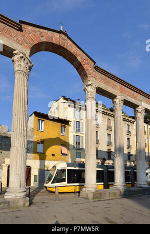 Italien, Lombardei, Mailand, Tessiner Bezirk, Corso di Porta Ticinese, Spalten von Saint Lawrence (San Lorenzo Spalte), römische Ruinen aus dem zweiten Jahrhundert. Stockfoto