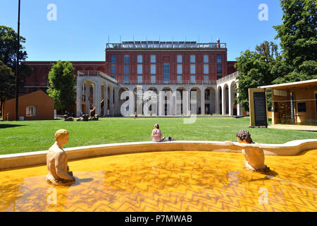 Italien, Lombardei, Mailand, Triennale Design Museum, in der Nähe der Sempione Park, der 1933 von dem Architekten Giovanni Muzio, hosts Ausstellungen zeitgenössischer Kunst, Bagni Misteriosi (geheimnisvolle Badegäste) von Giorgio De Chirico Stockfoto