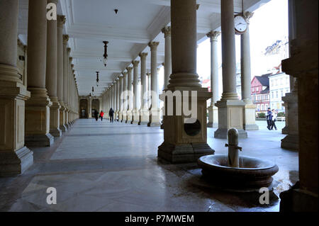 Tschechische Republik, Westböhmen, historische Altstadt von Karlsbad, Karlsbad, Mlynska Kolonada (Mill Colonnade) von 1881 zurückgehen. Stockfoto