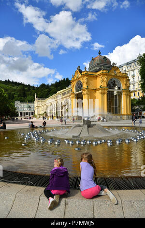 Tschechische Republik, Westböhmen, Marianske Lazne (Marienbad), thermische Stadt, die lazenska Kolonnade (Lazenska kolonada) und Zpivajici Brunnen (singende Fontäne) Stockfoto