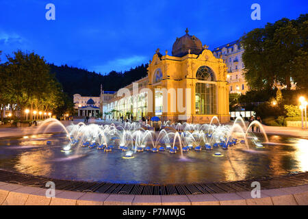 Tschechische Republik, Westböhmen, Marianske Lazne (Marienbad), thermische Stadt, die lazenska Kolonnade (Lazenska kolonada) und Zpivajici Brunnen (singende Fontäne Stockfoto