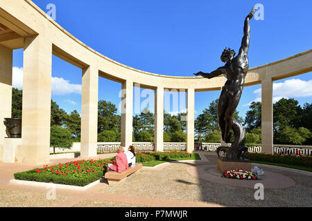 Frankreich, Calvados, Omaha Beach, Colleville-sur-Mer, Normandie amerikanischen Friedhof, Denkmal und seinen 22 Fuß Bronzestatue von Donald De Lue Stockfoto