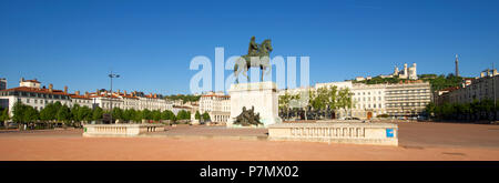 Frankreich, Rhone, Lyon, historische Stätte als Weltkulturerbe von der UNESCO, Reiterstandbild Ludwigs XIV. am Place Bellecour und Notre Dame De Fourviere im Hintergrund Stockfoto