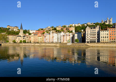 Frankreich, Rhone, Lyon, historische Stätte als Weltkulturerbe von der UNESCO, Saone Fluss Kais, Vieux Lyon (Altstadt), St. Georg District, das Saint Georges Kirche und die Basilika Notre Dame De Fourviere im Hintergrund Stockfoto