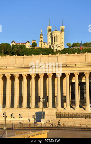 Frankreich, Rhone, Lyon, historische Stätte als Weltkulturerbe von der UNESCO, Vieux Lyon (Altstadt), Saone Ufer mit dem Gericht und der Notre Dame De Fourviere im Hintergrund Stockfoto