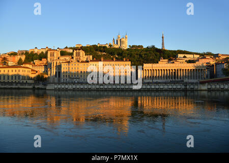 Frankreich, Rhone, Lyon, historische Stätte als Weltkulturerbe durch die UNESCO, die Altstadt von Lyon, Fluss Saone Banken aufgeführt, Saint Jean Kathedrale, das Gericht und die Basilika Notre Dame De Fourviere im Hintergrund Stockfoto