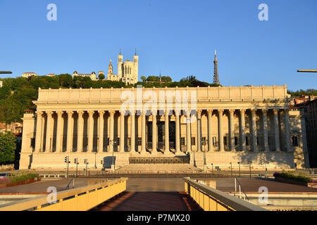 Frankreich, Rhone, Lyon, historische Stätte als Weltkulturerbe von der UNESCO, Vieux Lyon (Altstadt), Steg auf der Saone Fluss zum Gericht und die Notre Dame De Fourviere im Hintergrund Stockfoto