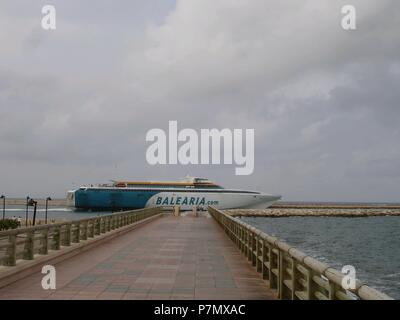 SUPER FAST FERRY FEDERICO GARCIA LORCA - BUQUE DE LA EMPRESA BALEARIA QUE VA A LAS ISLAS BALEARES. Ort: PUERTO, Denia, Alicante, Spanien. Stockfoto