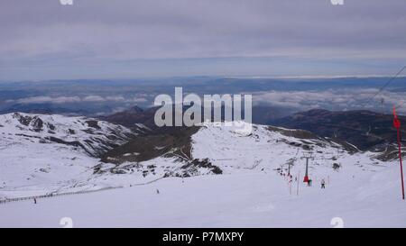 ESTACION DE ESQUI DE SIERRA NEVADA. Ort: Außen, Sierra Nevada, Granada, Spanien. Stockfoto