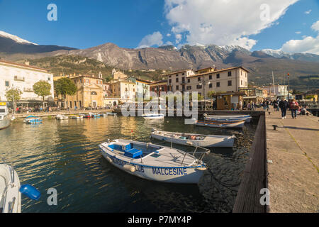 Der kleine Hafen von Malcesine am Gardasee, Provinz Verona, Venetien, Italien Stockfoto