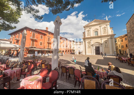 Wenig Platz vor der SS. Pietro e Paolo Kirche in Torri del Benaco am Ostufer des Gardasees, in der Provinz Verona, Venetien, Italien. Stockfoto