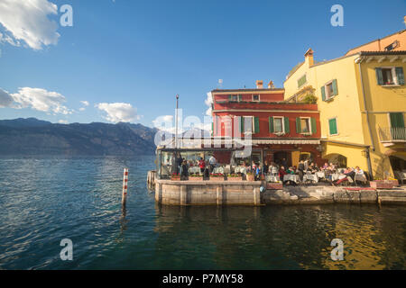 Kleines Restaurant am Seeufer von Malcesine am Ostufer des Gardasees, in der Provinz Verona, Venetien, Italien. Stockfoto