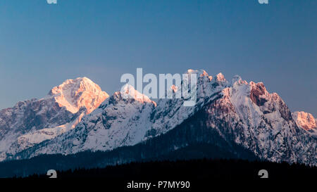 Den Berg Mangart, Provinz Udine Friuli Venezia-Giulia Region, Italien, im Winter am Nachmittag. Stockfoto