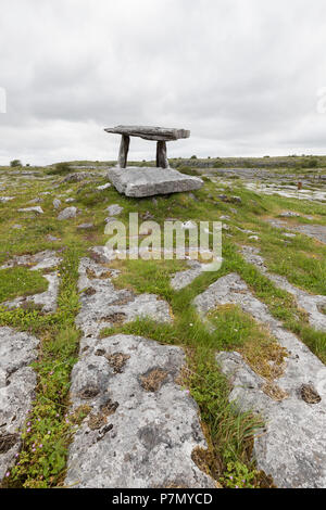 Poulnabrone Dolmen, Burren, County Clare, Irland Stockfoto