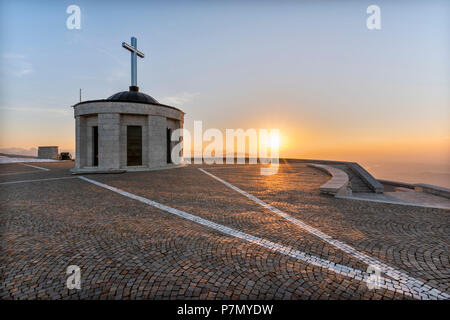 Monte Grappa in der Provinz Vicenza, Venetien, Italien, Europa, auf den Gipfel des Monte Grappa Es gibt einen militärischen Denkmal. Die Wallfahrtskirche Madonna del Grappa bei Sonnenaufgang Stockfoto