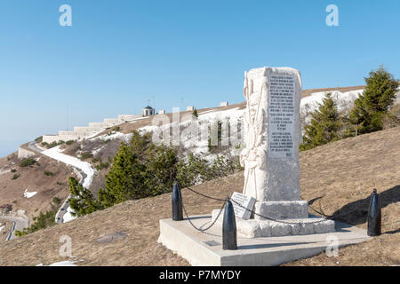 Monte Grappa in der Provinz Vicenza, Venetien, Italien, Europa, auf den Gipfel des Monte Grappa Es gibt einen militärischen Denkmal. Stockfoto