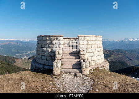 Monte Grappa in der Provinz Vicenza, Venetien, Italien, Europa, auf den Gipfel des Monte Grappa Es gibt einen militärischen Denkmal. Stockfoto