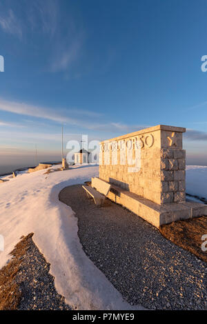 Monte Grappa in der Provinz Vicenza, Venetien, Italien, Europa, auf den Gipfel des Monte Grappa Es gibt einen militärischen Denkmal. Stockfoto