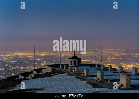 Monte Grappa in der Provinz Vicenza, Venetien, Italien, Europa, auf den Gipfel des Monte Grappa Es gibt einen militärischen Denkmal. Im Hintergrund die Lichter der Venezianischen Tiefebene Stockfoto