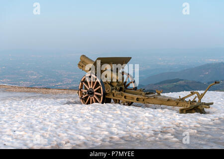 Monte Grappa in der Provinz Vicenza, Venetien, Italien, Europa, auf den Gipfel des Monte Grappa Es gibt einen militärischen Denkmal. Stockfoto