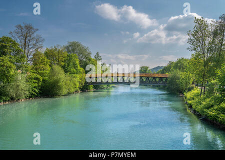 Wolfratshausen, Oberbayern, Deutschland, Europa, Holzbrücke über den Fluss Loisach Stockfoto