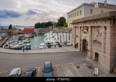 Festland Tor, Kopnena Vrata, mit der Venezianischen geflügelte Löwe über Gate Eingang der Stadt Zadar, Dalmatien, Kroatien Stockfoto