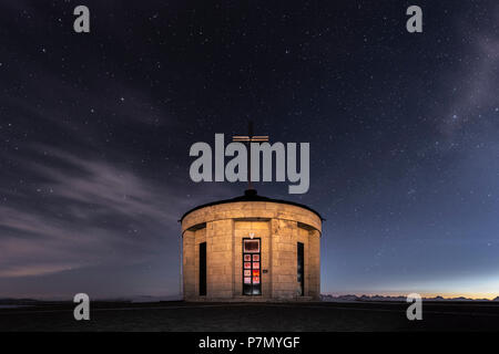Monte Grappa in der Provinz Vicenza, Venetien, Italien, Europa, auf den Gipfel des Monte Grappa Es gibt einen militärischen Denkmal. Sternenhimmel über die Wallfahrtskirche Madonna del Grappa Stockfoto