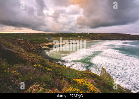 Übertretungen Bucht in Cléden-Cap-Sizun in der Morgendämmerung, Finistère, Bretagne, Frankreich. Stockfoto