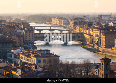 Die Brücke Ponte Vecchio und den Arno Fluss, Florenz, Toskana, Italien Stockfoto