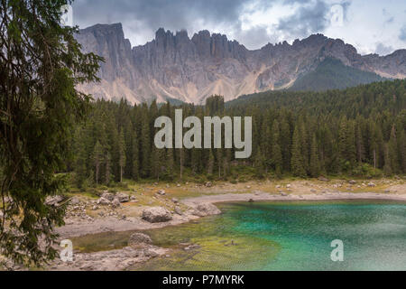 Der Karersee, Karersee, mit dem Berg Latemar. Welschnofen, Karersee Eggental, Provinz Bozen, Südtirol, Trentino Alto Adige Italien Stockfoto