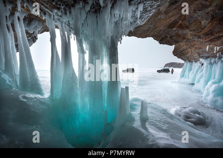 Eis Stalaktiten in einer Höhle am Ufer am Baikalsee, Irkutsk Region, Sibirien, Russland Stockfoto