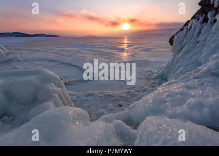 Eis Stalaktiten in eine Höhle an der Küste bei Sonnenuntergang am Baikalsee, Irkutsk Region, Sibirien, Russland Stockfoto