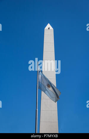 Buenos Aires Obelisk und argentinischer Flagge - Buenos Aires, Argentinien Stockfoto