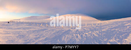 Panorama der schneebedeckten Berge in der Abenddämmerung, Pallas-Yllastunturi Nationalpark, Muonio, Lappland, Finnland Stockfoto