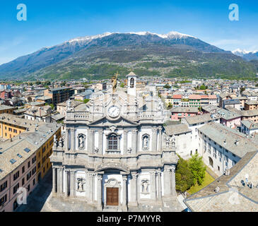 Panoramablick auf die erhöhten Blick auf die collegiata San Giovanni, Morbegno, Provinz von Sondrio, Valtellina, Lombardei, Italien Stockfoto