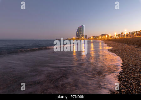 La Barceloneta Beach und das W Barcelona Hotel im Hintergrund, Barcelona, Katalonien, Spanien Stockfoto