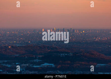 Mailand Skyline bei Sonnenuntergang von den Hügeln über Como, Como, Lombardei, Italien Stockfoto