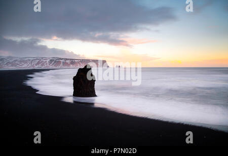 Strand Reynisfjara von Dyrholaey Viewpoint, Vik, im südlichen Island Stockfoto