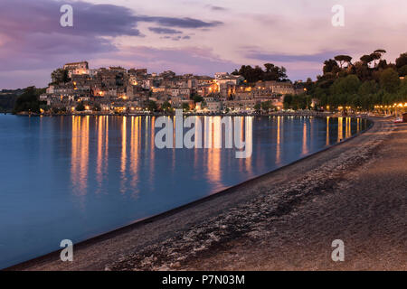 Anguillara bei Sonnenuntergang, Bracciano See, Rom, Latium, Italien Stockfoto